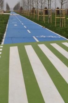 Mavi bisiklet yolu ve beyaz yaya geçidi çizgileri