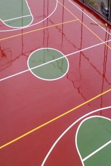 Kırmızı akrilik basketbol sahası ve çizgileri