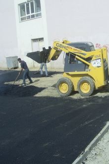 İş makinesi ile otopark asfalt serimi